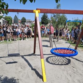Új hinta az iskolaudvaron