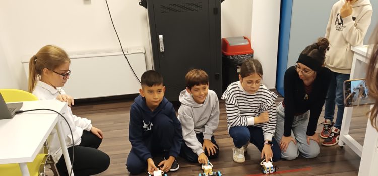 Negyedik osztályosok a Digitális Tudásközpontban Negyedik osztályosok a Digitális Tudásközpontban